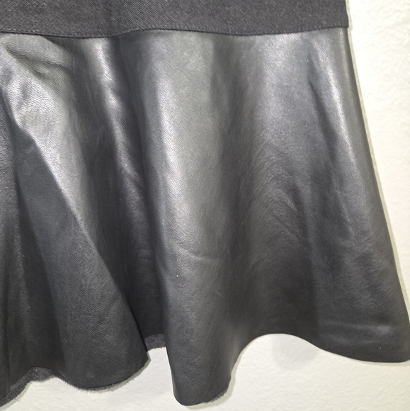 Cabi Faux Leather Black Ruffle Skirt Size XS - Picture 2 of 11